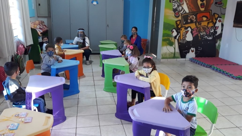 criancas de tres anos retornam as aulas presenciais nas creches municipais 